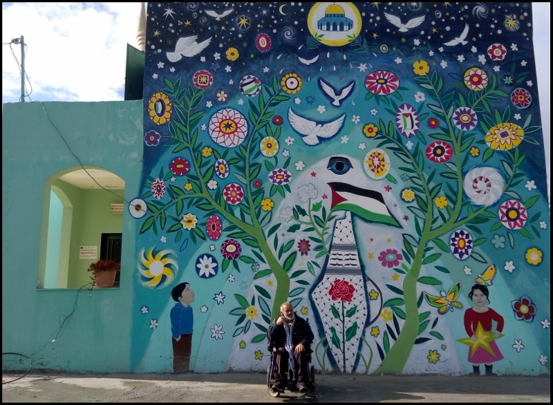 חאג' סמי צאדק על יד ציור הקיר בעקבה 14.2.17_0.jpg