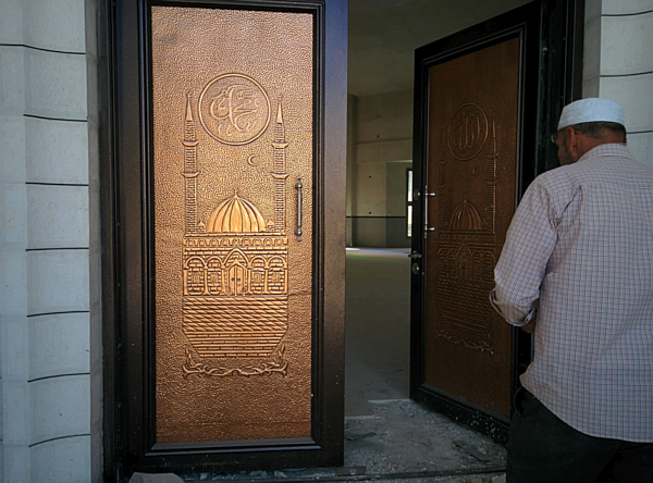 A door in the new mosque in Dayr al-Hatab_0.png