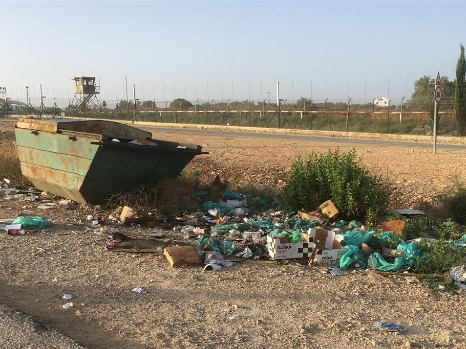 Tura-Shaked Checkpoint – The army's garbage scattered around
