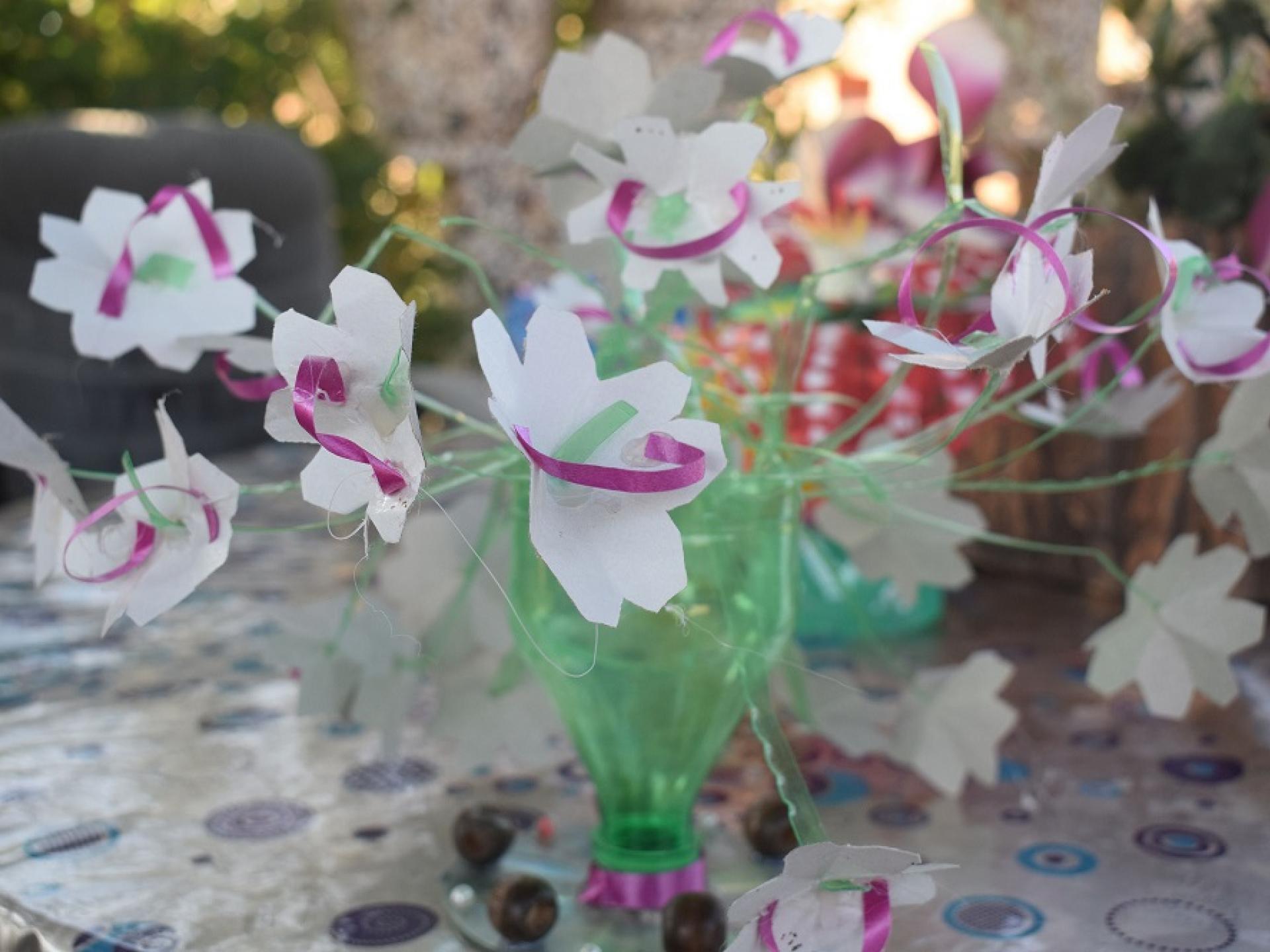 בקעת הירדן, עין אל בידא: פרחים מבקבוקי פלסטיק ממוחזרים