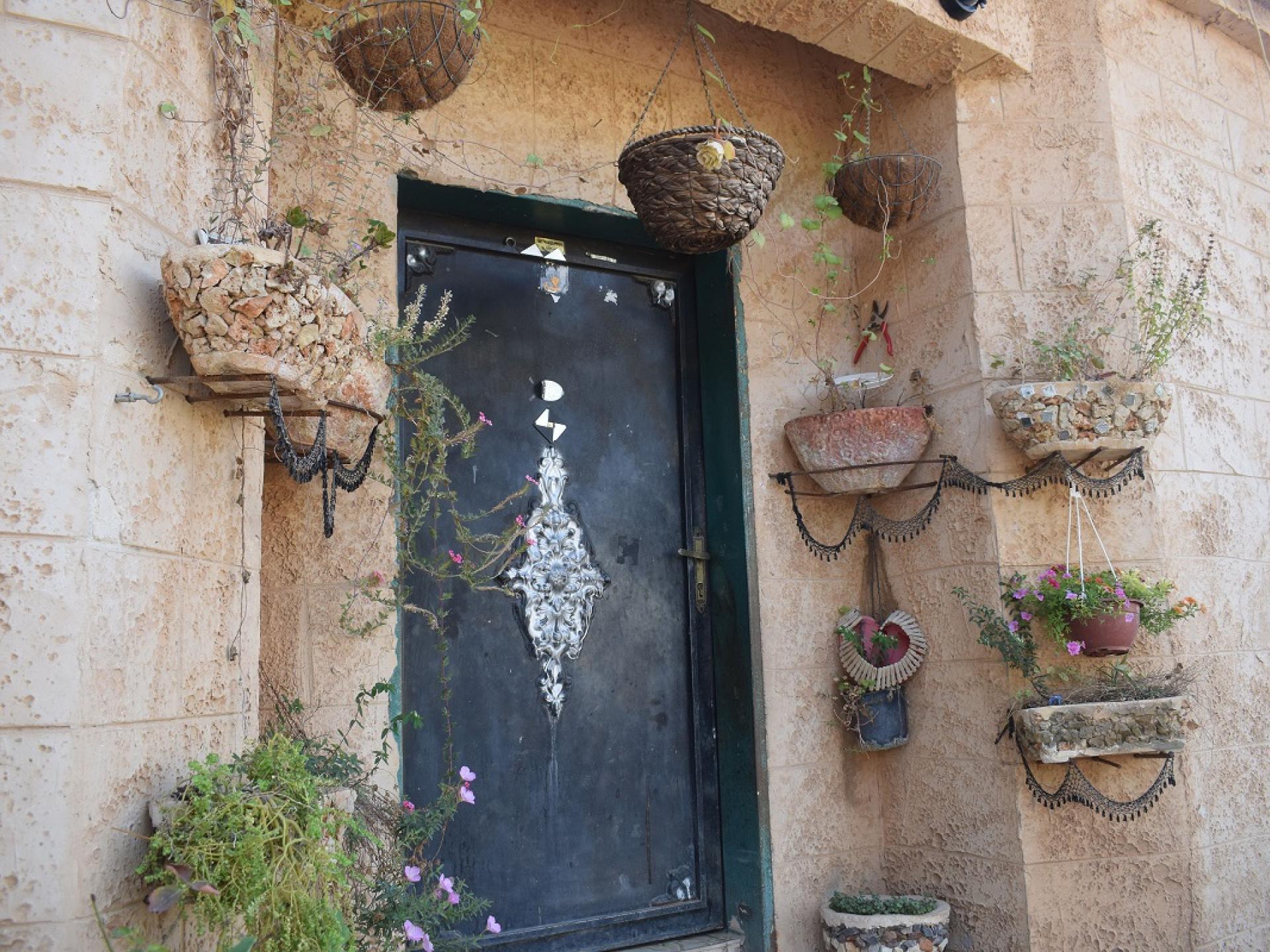 בקעת הירדן, עין אל בידא: מפתן מקושט באחד מבתי הכפר