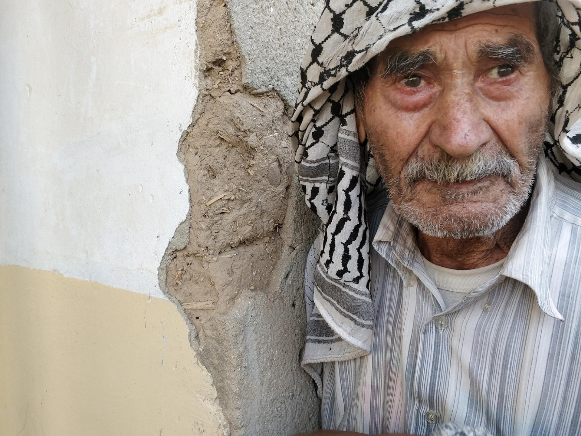 מרע'י בן ה-83 (על שמו נקרא הכפר) בהלם לאחר שבית משפחתו נהרס.  "איפה נישן הלילה? " הוא שב ושואל