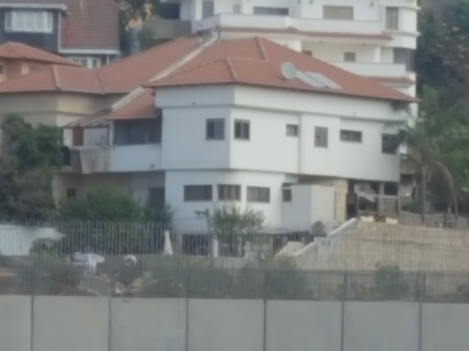 The houses of Sha'arei Tikva are close to the wall