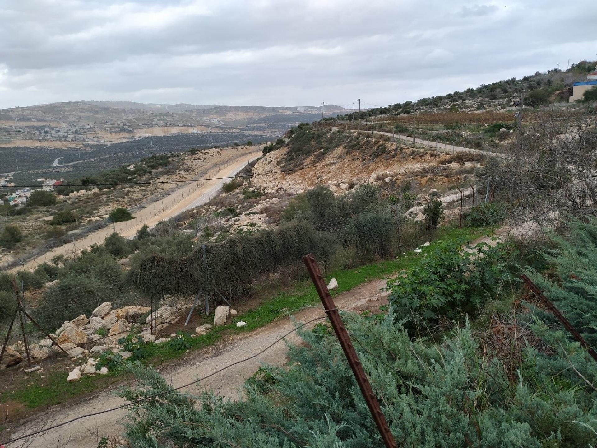 כביש הביטחון של התנחלות אריאל וגדר ההפרדה שקברה את מקאם שיח' אחמד אל קס'ב