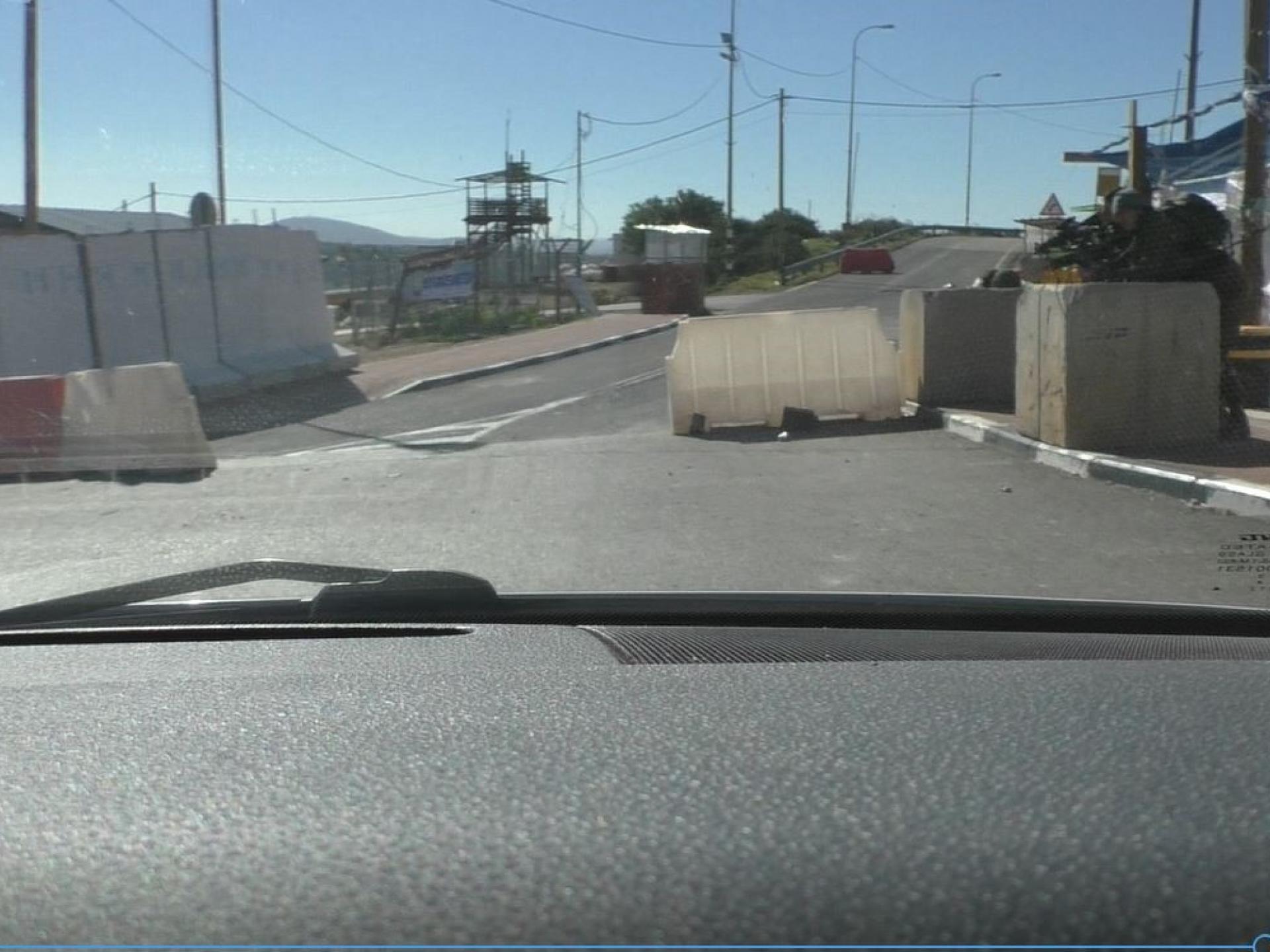 כביש 450: חיילים במחסום מכוונים נשק למכוניות