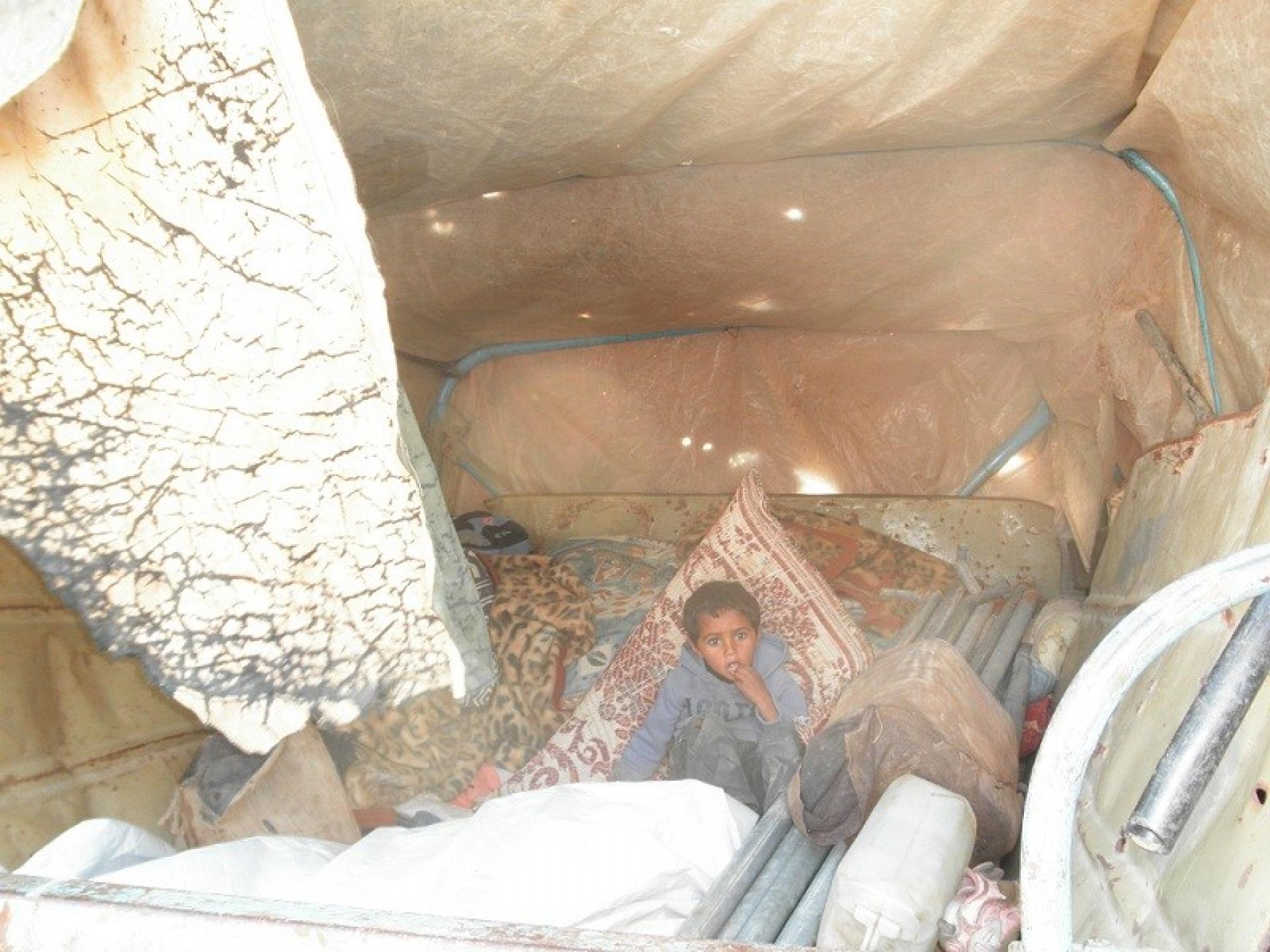 הצילום משנת 2013, ועדיין ממשיכים לפנות אנשים מבתיהם. כאן ילד פלסטיני קטן ישן על מזרונים במשאית בעת פינוי משפחתו בח'אלת מקחול ל 24 שעות לצורך אימון צבאי 