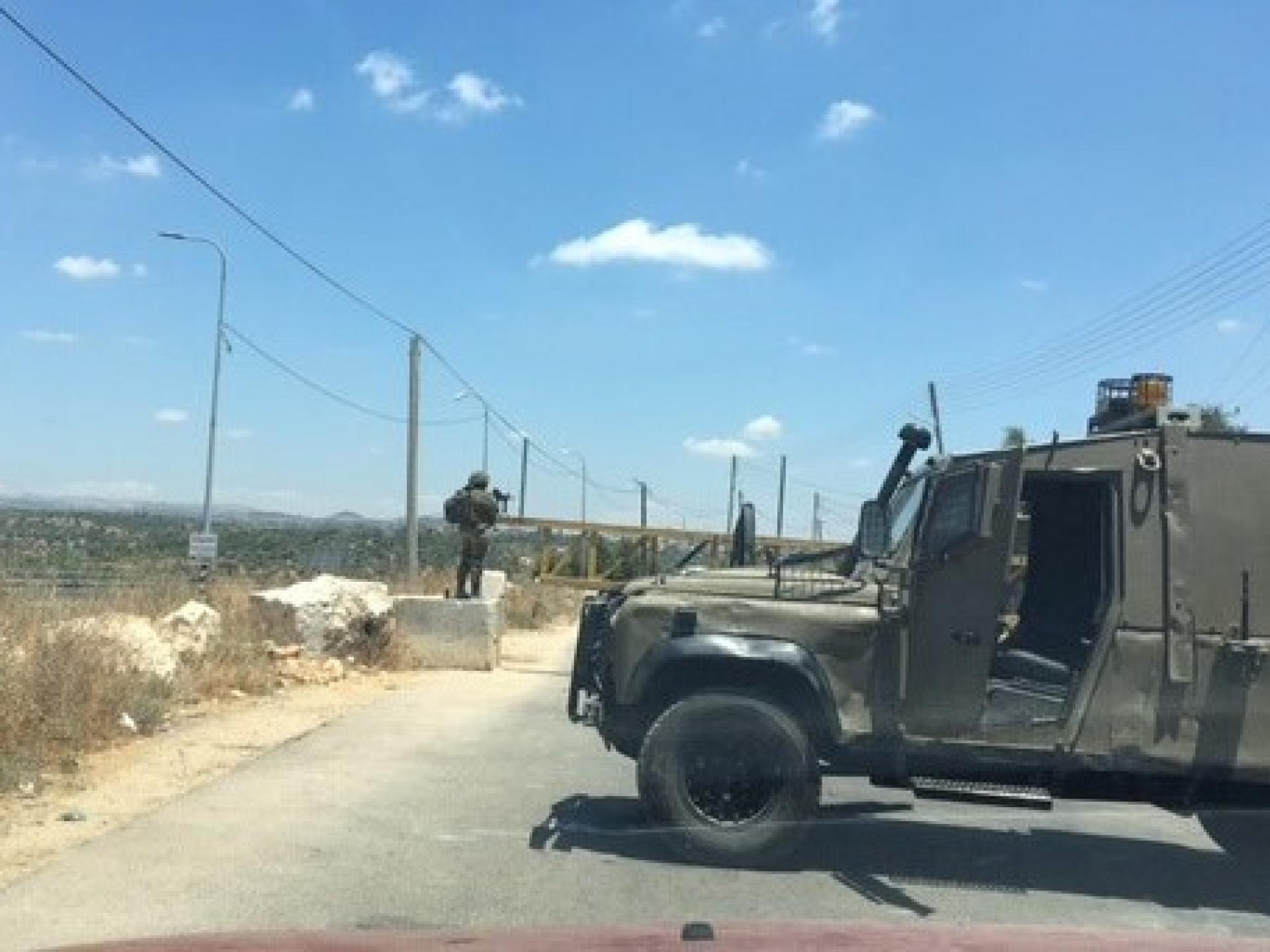 חיילים עם רובים שלופים בכניסה לעזון מנבי אליאס 