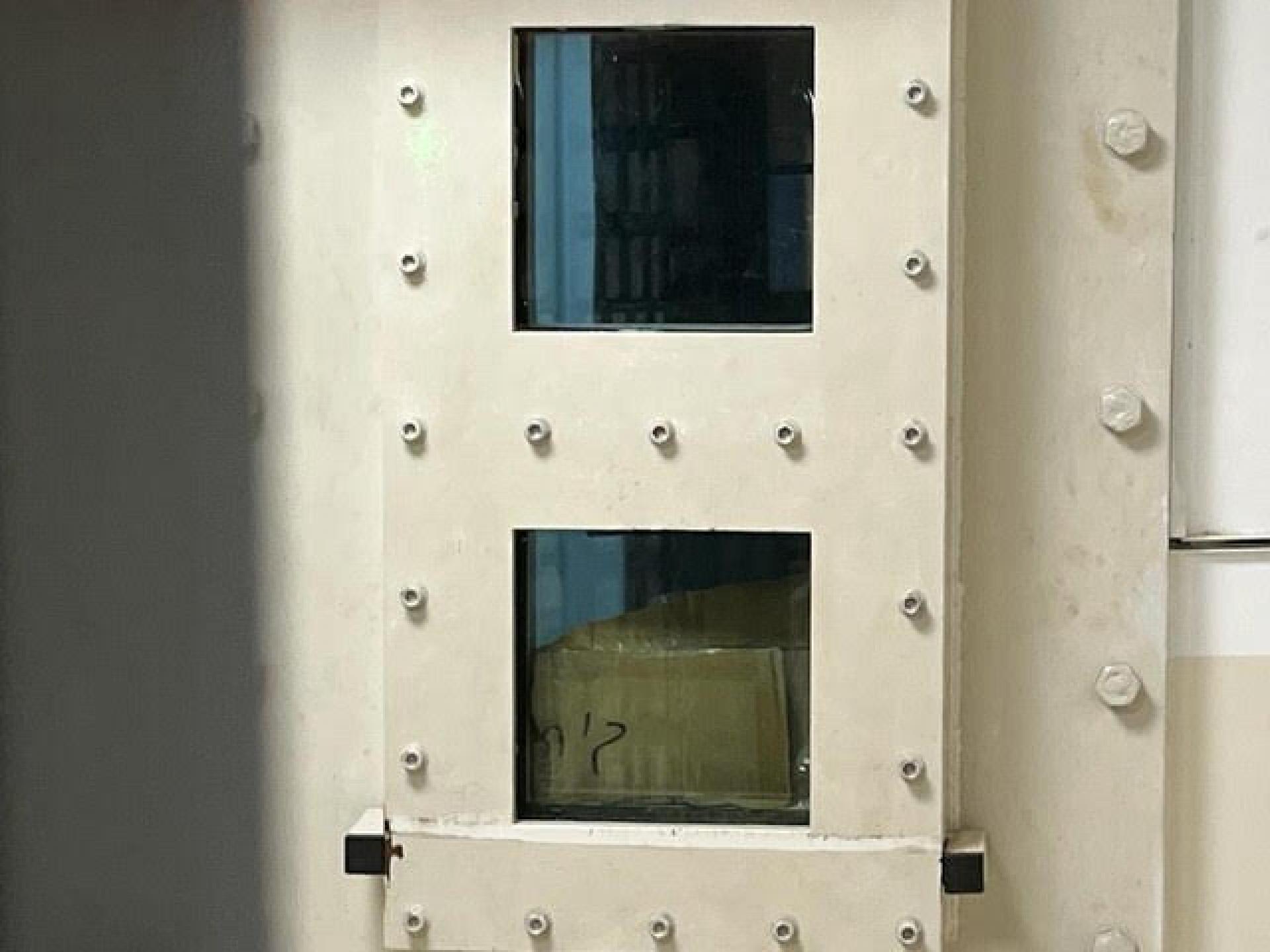 דלת ובה חלונות אטומים בזכוכית כהה וקרטון