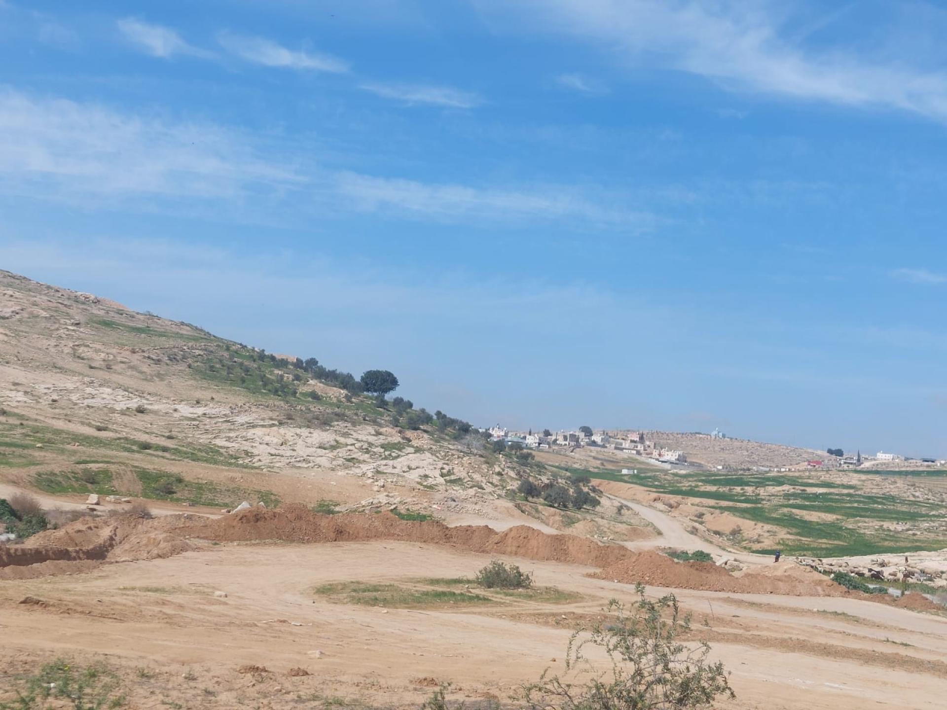 דרום הר חברון - הדרך לרמאדין נחסמה בערמות עפר