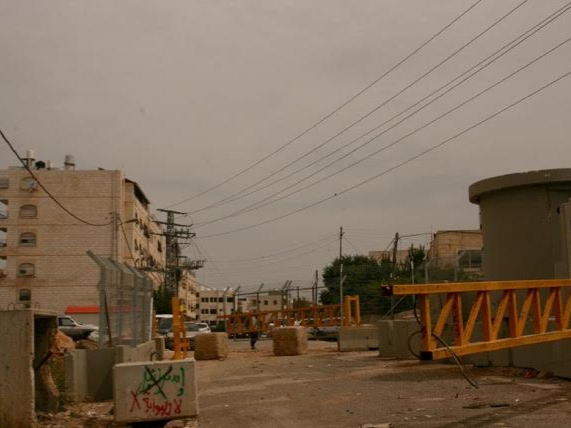 שער על שער חדש נבנה בקצה ציר ציון בשכונת קפישה בחברון