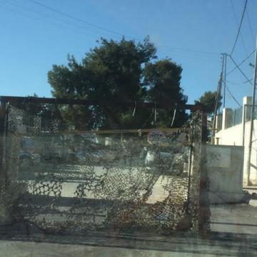 שער הכדורגל שהציבו המתנחלים במגרש שלפני בית המריבה מקשה על התנועה של הפלסטינים