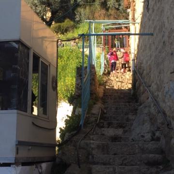 המדרגות,הילדים והמורות 