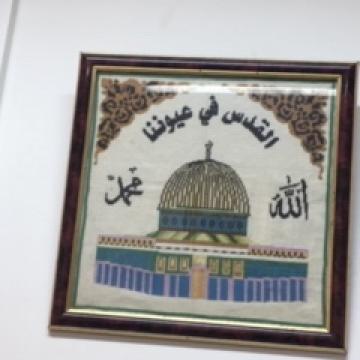 רקמת מסגד אל אקצה תלויה על קיר בעיריית ג'מאעין