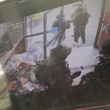 תמונה אחת מרבות מראה שנייה אחר שנייה את פשיטת החמושים על חנות אחת.