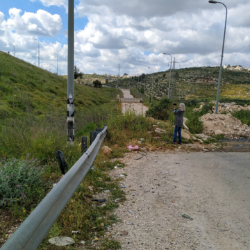 המחסום בכניסה לכפר בית ליקיא. כביש 443 מעבר לגדר הביטחון נסלל על אדמות הפלסטינים וחסום בפניהם