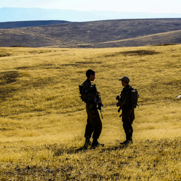 עוג'ה: שני חיילים מחכים להוראות