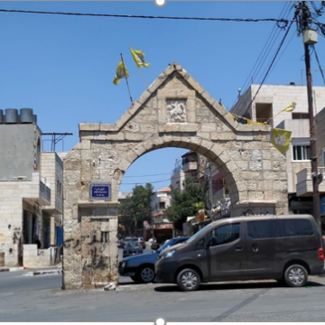שער הכניסה לאל-ח'דר שבו תבליט של ג'ורג' הקדוש הנוצרי שהרג דרקון