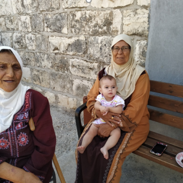 נשים בפתח בית בח'לת אל בלוטה