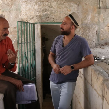 אבו אברהים ומוסה משוחחים בפתח המקאם בבית זכּריה