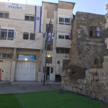 פתאום הבחנו בעוד דגל ישראל בבניין שנדמה לנו שאין אישור קנייה