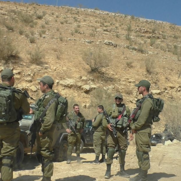 בקעת הירדן: תשעה אנשי צבא חמושים הגיעו במיוחד בשבילנו