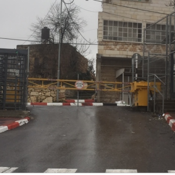חברון: מחסום בשכונת תל רומיידה לפני בית הקברות של חב"ד
