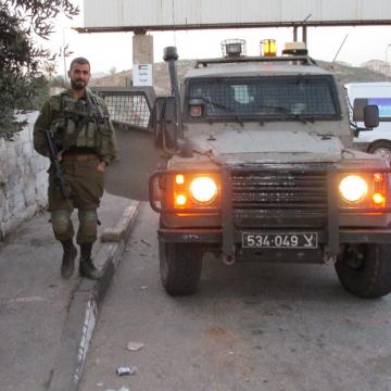  רכב צבאי חנה בפתח הכפר חיזמא.