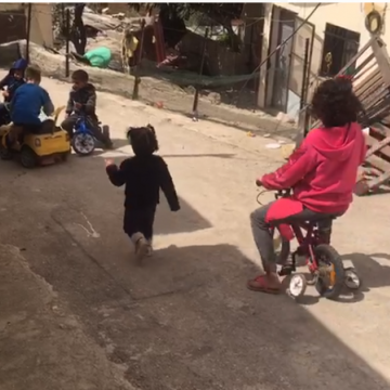 דוח בימי קורונה: בכפר זבדה, אחה"צ, ילדים בבתים שומעים ילדים ברחוב ומצטרפים אליהם בשמחה