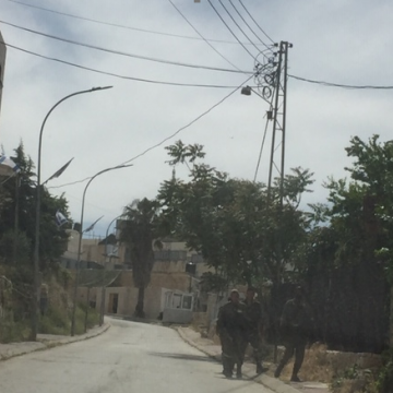 חברון, שכונת תל רומיידה: חיילי גולני  מהלכים במעלה הרחוב, חוץ מהם אין נפש חיה