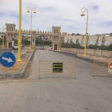 הכניסה המשופצת לעיירה בני נעים עם המחסום הפלסטיני לקורונה  