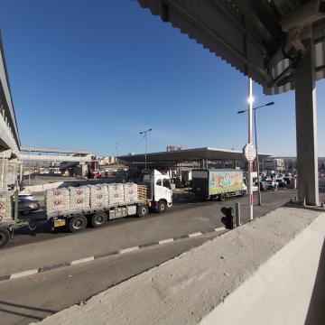 מבט מהגשר למשאיות הנוסעות מירושלים לקלנדיה