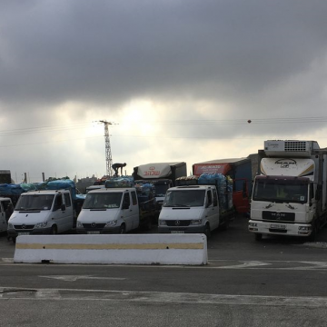 מחסום ברטעה: משאיות עם סחורה מהגדה ממתינות לבדיקה