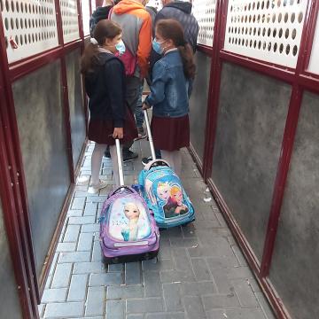 ילדות בדרך לבית הספר
