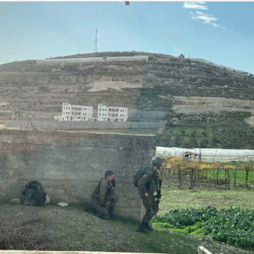 צומת דורא-אל פאוור - חיילים ליד הבריכה