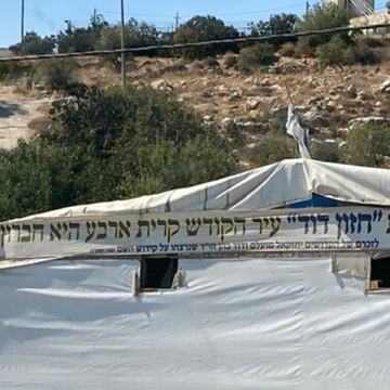 חברון: המתנחלים שוב חידשו את בית הכנסת מתחת לשכונת גבעת האבות.
