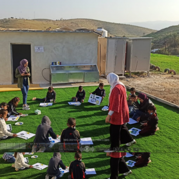 חמאם אל מליח, בקעת הירדן: תלמידים בפעילות לימודים בבית הספר אשר עומד בפני הריסה