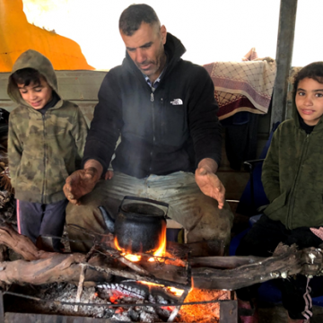 בקעת הירדן, ח'רבת מכחוּל: מתחממים עם גחלים בוערות בתוך האוהל
