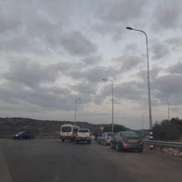 כביש 611 (חריש ברטעה): פועלים שהגיעו מפלסטין ועברו בפרצות בגדר ההפרדה עולים על הסעות לעבודה בישראל