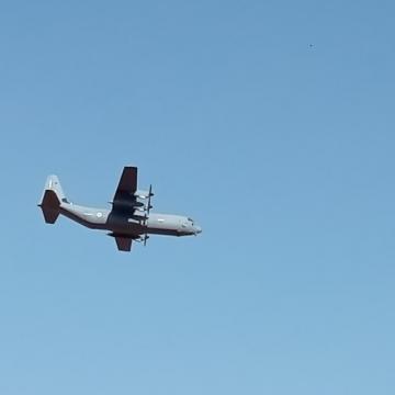 מטוס ישראלי חולף נמוך מעל שמי חומסה