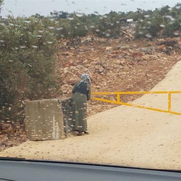 אמו (מתנחלת) של הילד סוגרת את המחסום החדש על אדמה פלסטינית
