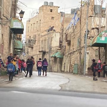 ברחוב השוהדא בחברון: תלמידי בית ספר קורדובה