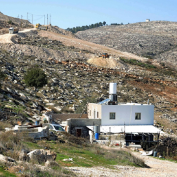 דרום הר חברון - בית פלסטיני סגור מכל עבריו ע"י נגוהות א', ב' והחווה