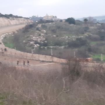 מול כביש 611: פלסטינים עוברים חופשי על דרך המערכת וגדר ההפרדה