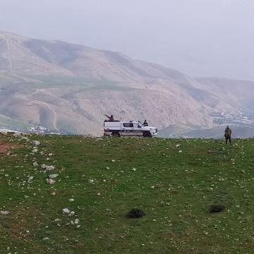  שוטרים וחייל חמוש מול הגבעה באזור הרעייה
