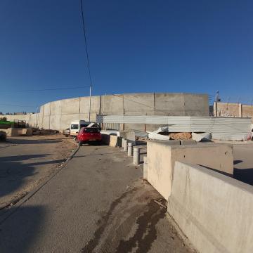 אזור העבודות ממזרח למחסום נתחם בחומת בטון 