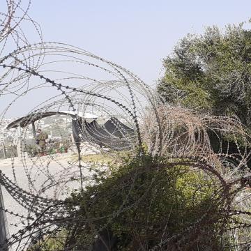 מחסום עאנין: עמדת חיילים, אשר שומרים על הפרצה בגדר
