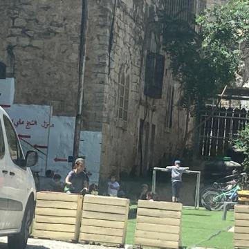 Hebron: Settler children play near the Cave of the Patriarchs