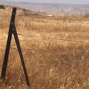בקעת הירדן: גדר לאורך הכביש שיורד מחמדת, נקטעה ולא חודשה