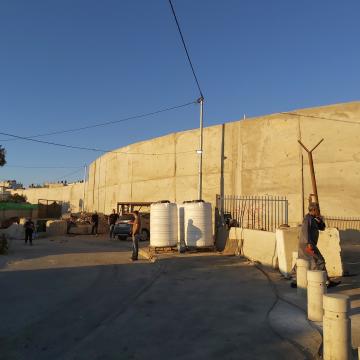 חומה המסתירה את העבודות ממזרח למחסום