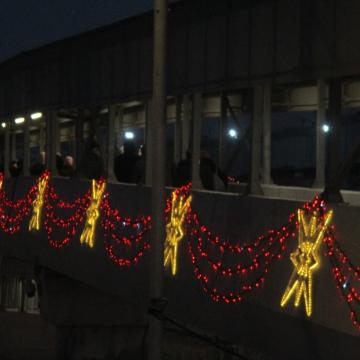 קישוטים לכבוד חג המולד על הגשר